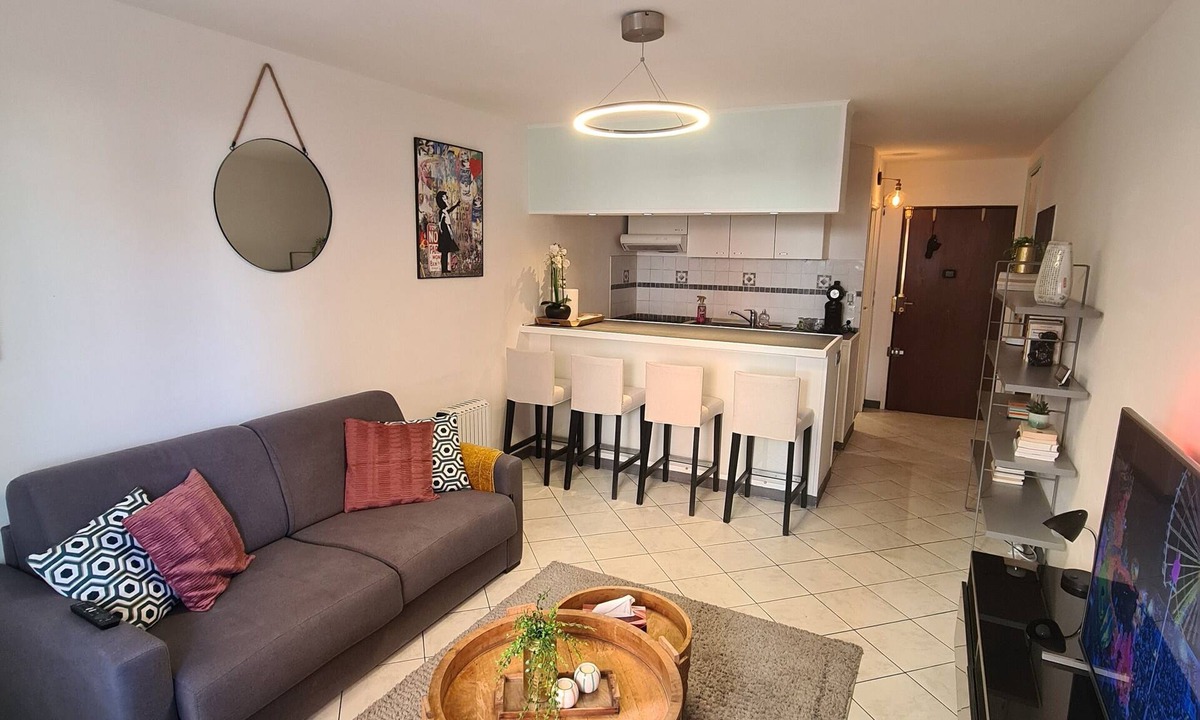 Liberation Apartment | Large Studio very well located! 100m tramway, 5 minutes downtown, 10min beach!