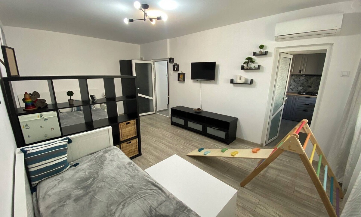 Iasi Apartment | Large Studio with King size Bed + Day bed, AC, Parking, Child-Friendly and Toys