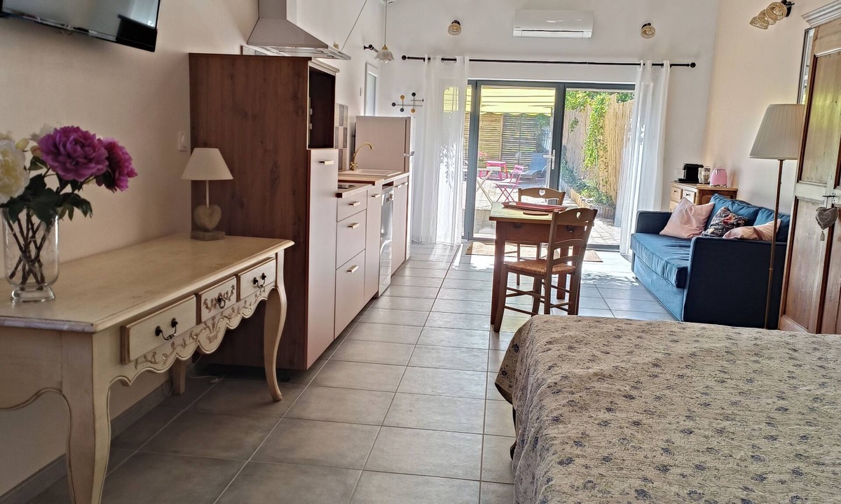 Lagnes Apartment | Large studio with outdoor jacuzzi