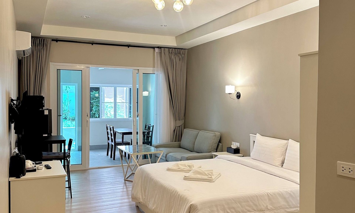 South Pattaya Hotel | Large Studio with Kitchen – 50m from Jomtien Beach