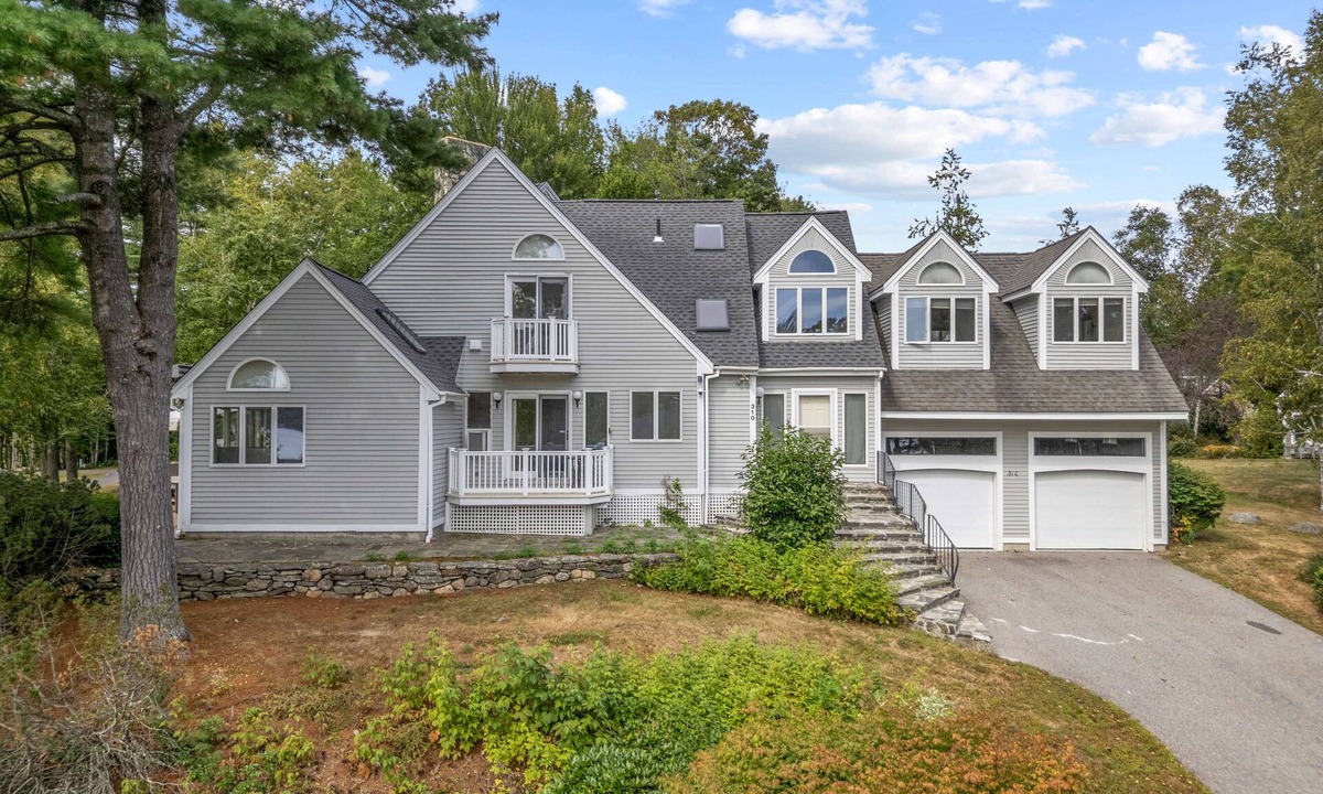 South Down Shores House | Large Stunning Home with Hot Tub, Sauna, perfect for families and year round vacations for hiking, skiing and boating in Laconia.