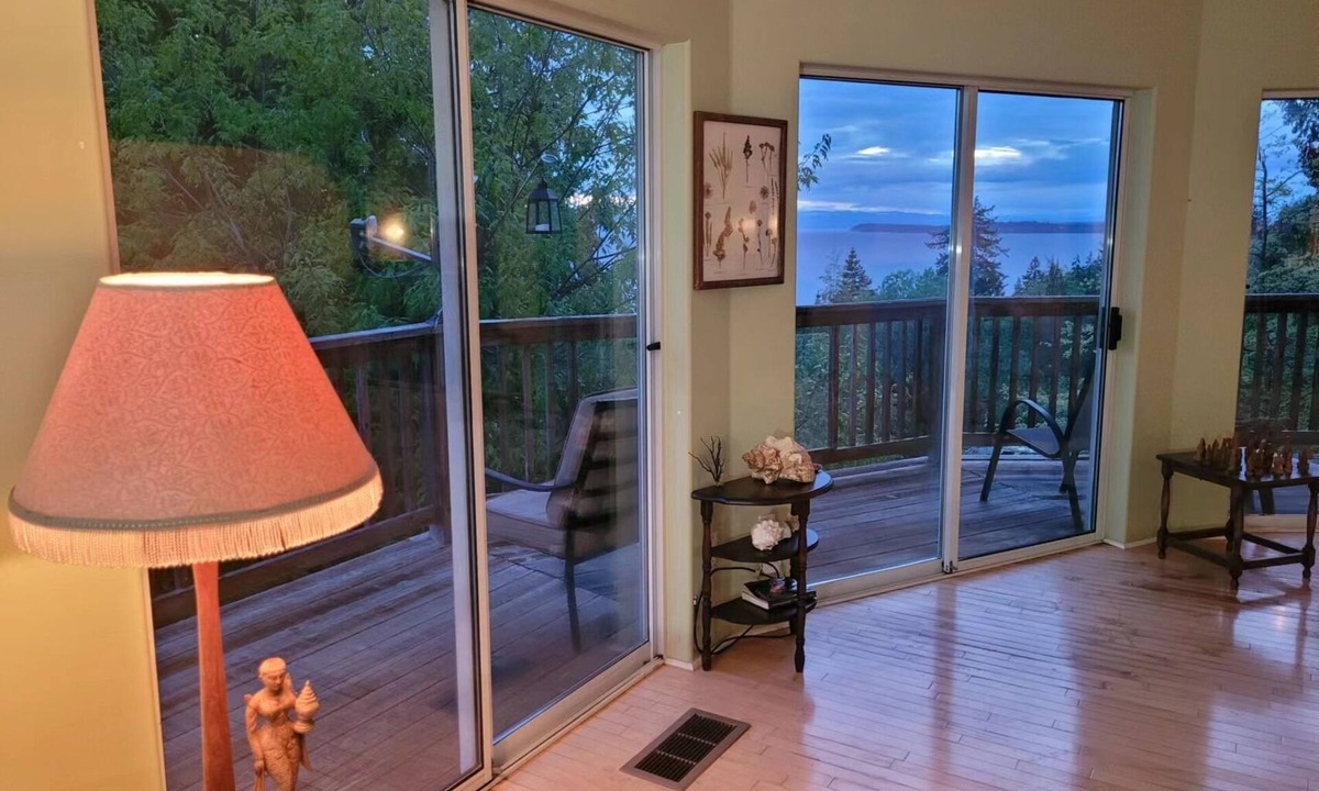 Sliammon House | Large Suite Ocean Property with Panoramic views 10 minutes to the private beach