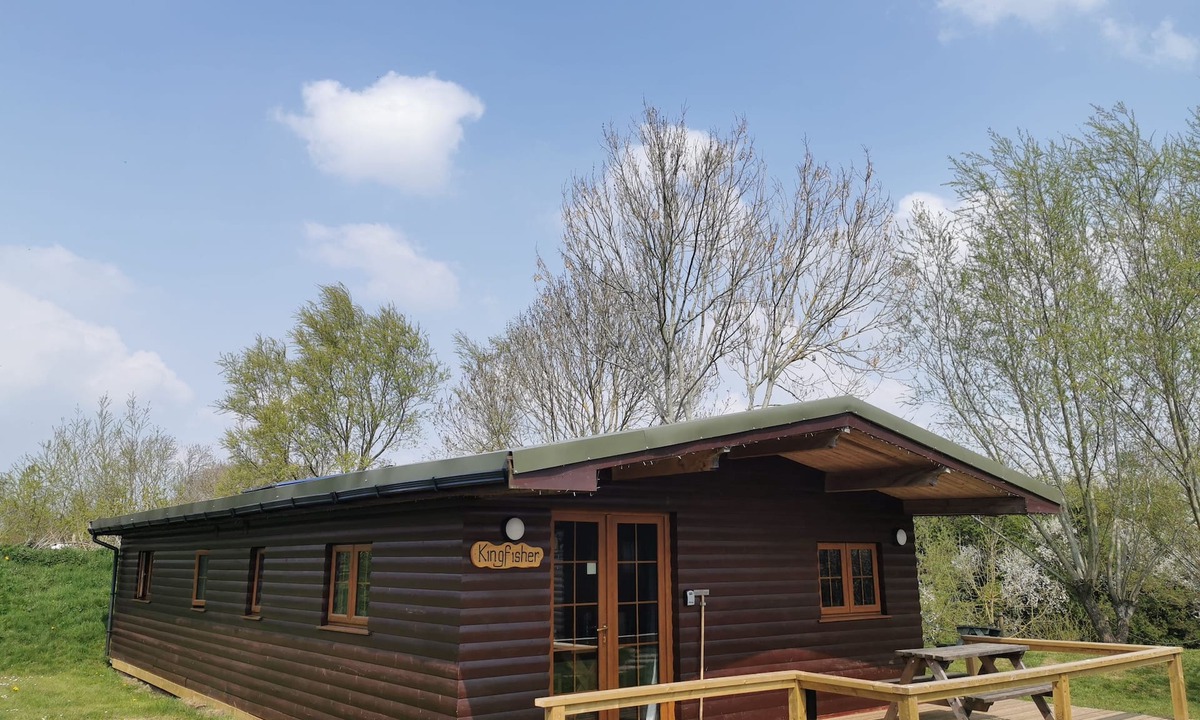 East Huntspill Cabin | Large three bedroom lodge with private hot tub on the banks of the river Brue.