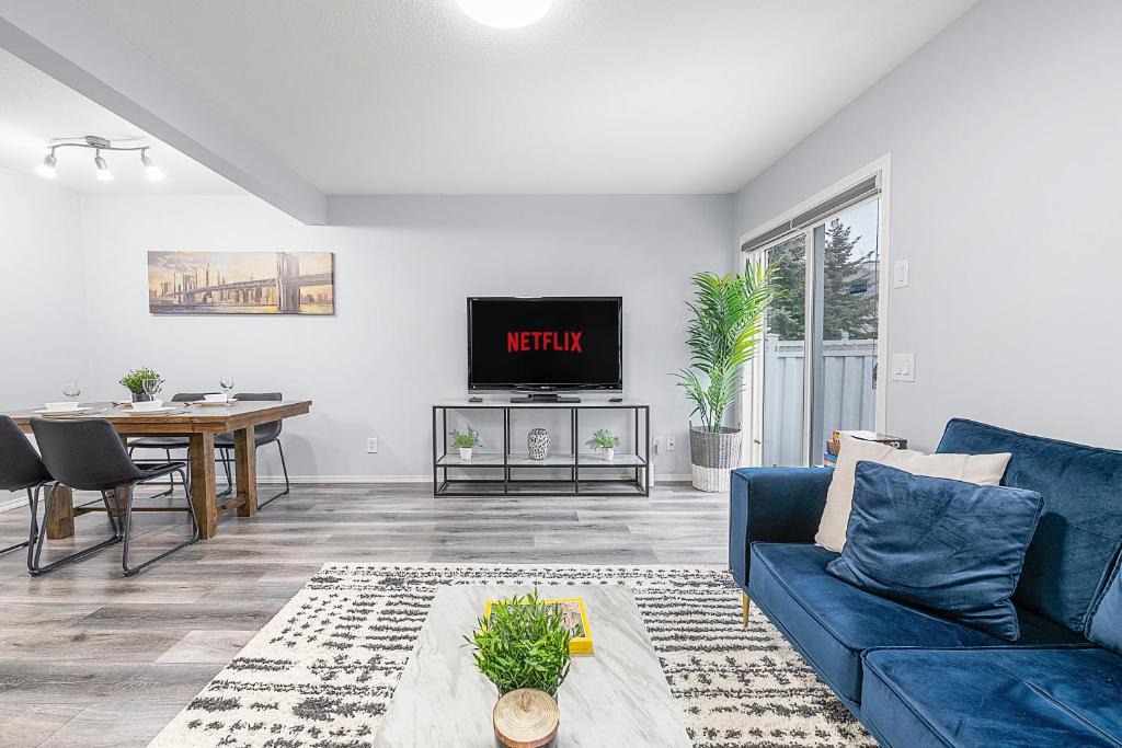 Ellerslie House | Large Townhome Near Anthony Henday in Ellerslie with Driveway & Visitor Parking, King Bed, 4 Queen Beds, Fully Equipped Kitchen & More!