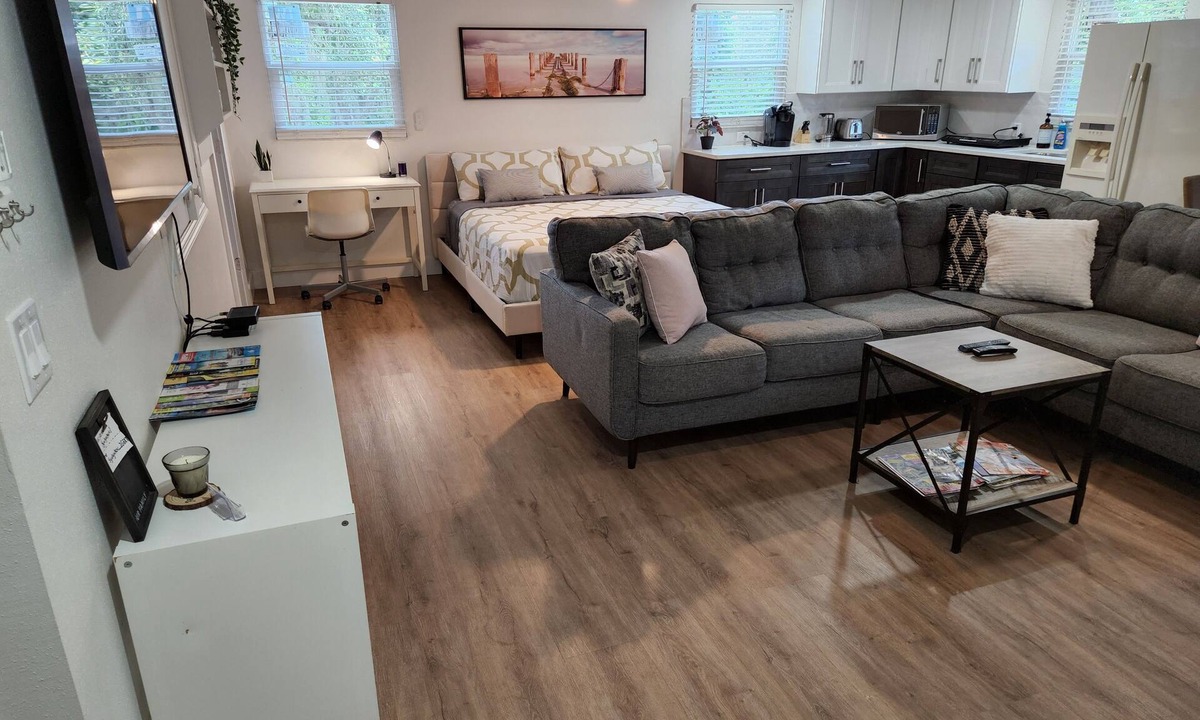 South Venice Apartment | Large Venice Studio, 8 Min To Manasota Beach/King Bed On Beautiful Acrage !