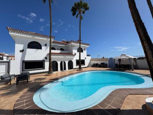 San Fernando Villa | Large Villa in Maspalomas with Huge Private Pool, Jacuzzi & Gym