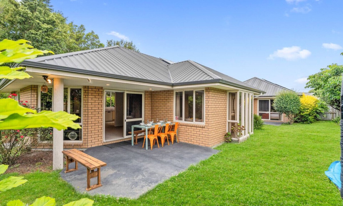 Halswell House | 🌟 Large, Warm 4BR Family Retreat in Halswell – Netflix, Massage Chair & More!