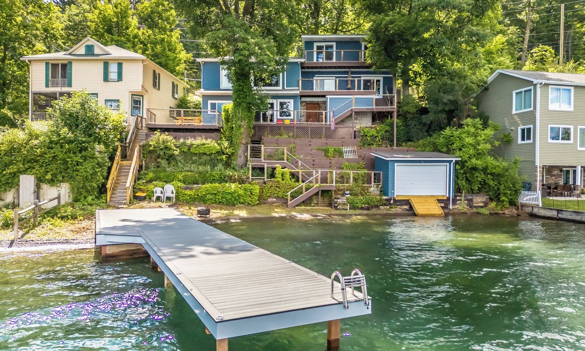 Hammondsport House | Large Waterfront Home,4 bdrm/3Ba, sleeps 8-10, private parking, game room, dock