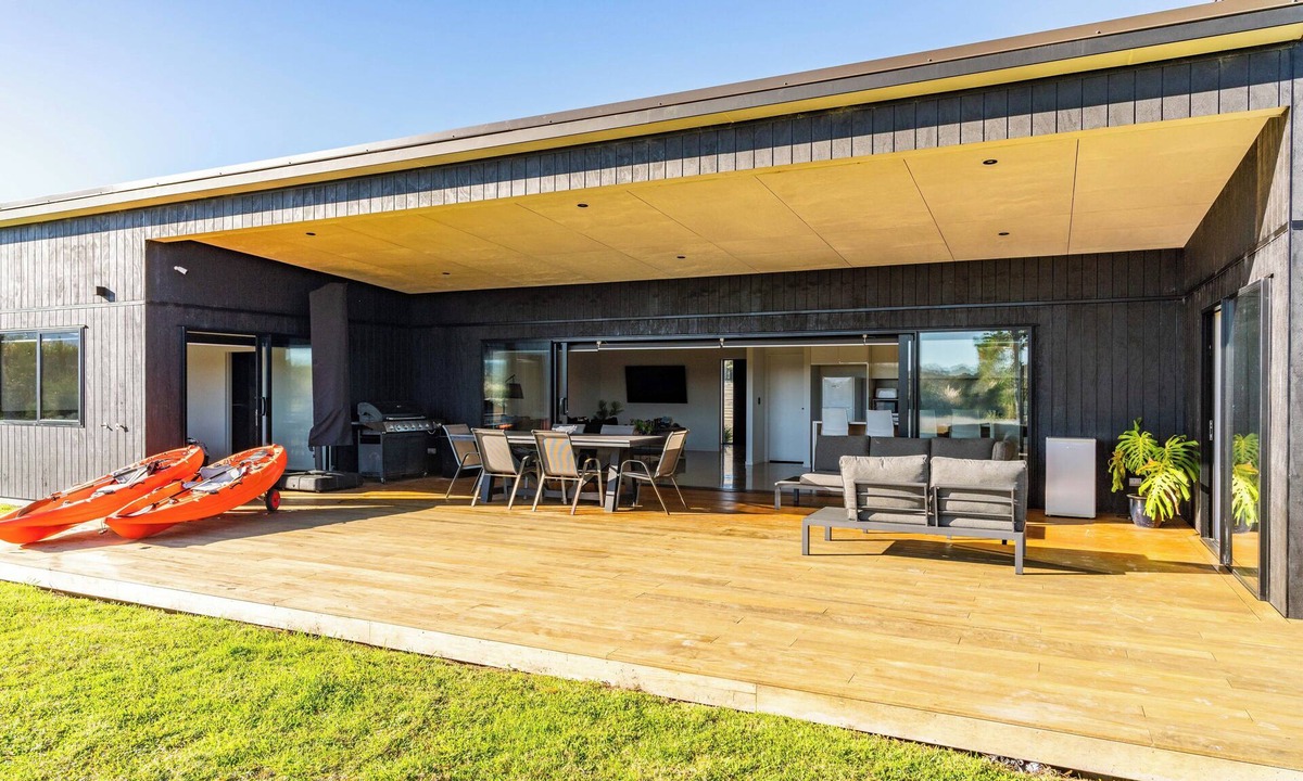 Mangawhai Heads House | Large Waterfront Mangawhai Holiday Home Enjoy the Beaches