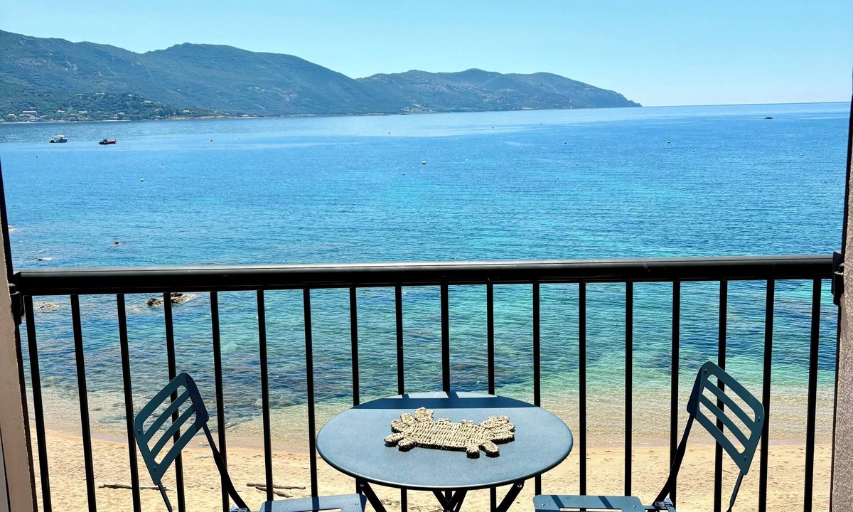 Tiuccia Apartment | Large waterfront studio - direct access to the beach