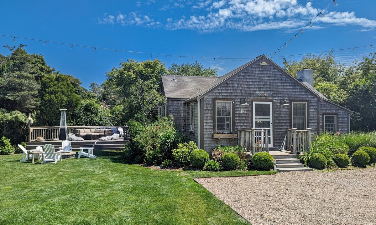 West of Town House | Large yard, deck & hot tub 4 bedroom, sleeps 9