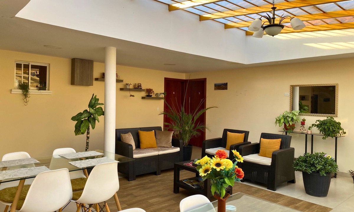 Tababela House | Las Hortensia's Casa De Huéspedes