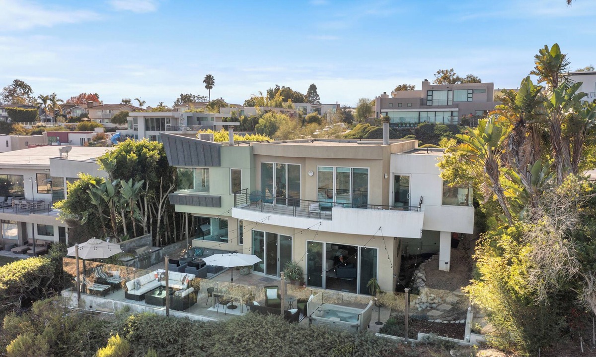 Top of the World House | Last Minute Discount! Architecturally stunning, expansive views.