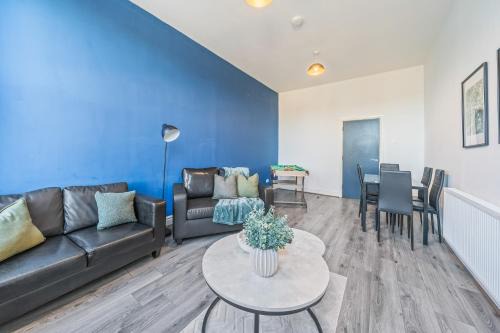 Vauxhall Apartment | Latimer Flat 3 - Spacious 2BR Sleeps 6 with WiFi