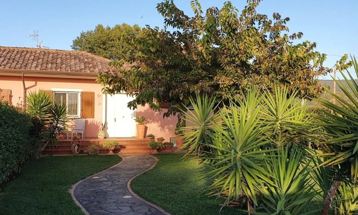 Vecchiano Villa | Laughing villa with large garden, pool and parking space