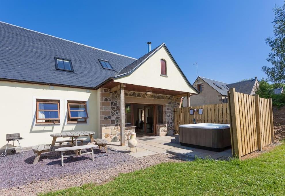Linlithgow Apartment | Laurel Cottage at Williamscraig Holiday Cottages