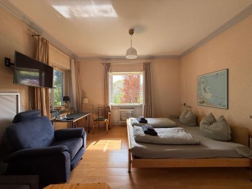 Blaustein Apartment | Lautertal Panorama-Suite - Kingsize-Bett & Badewanne & Dusche - Raucherbereich vor überdachten Terrasse - Rosengarten - Parkplätze 15m entfernt- Naturschutzgebiet vor Haustüre - sehr ruhige Gegend - Self-Checkin - 45qm2