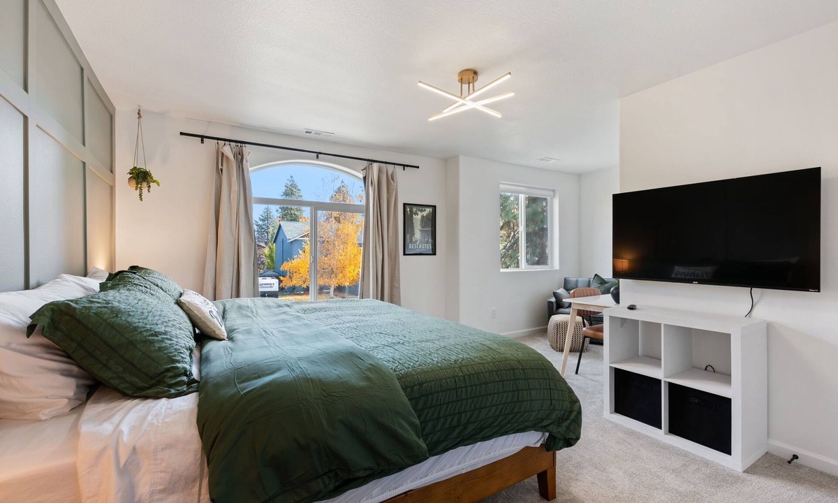 Boyd Acres House | Lavacrest Landing-3 bedroom family/pet friendly home in Bend-HOTTUB and GAMES