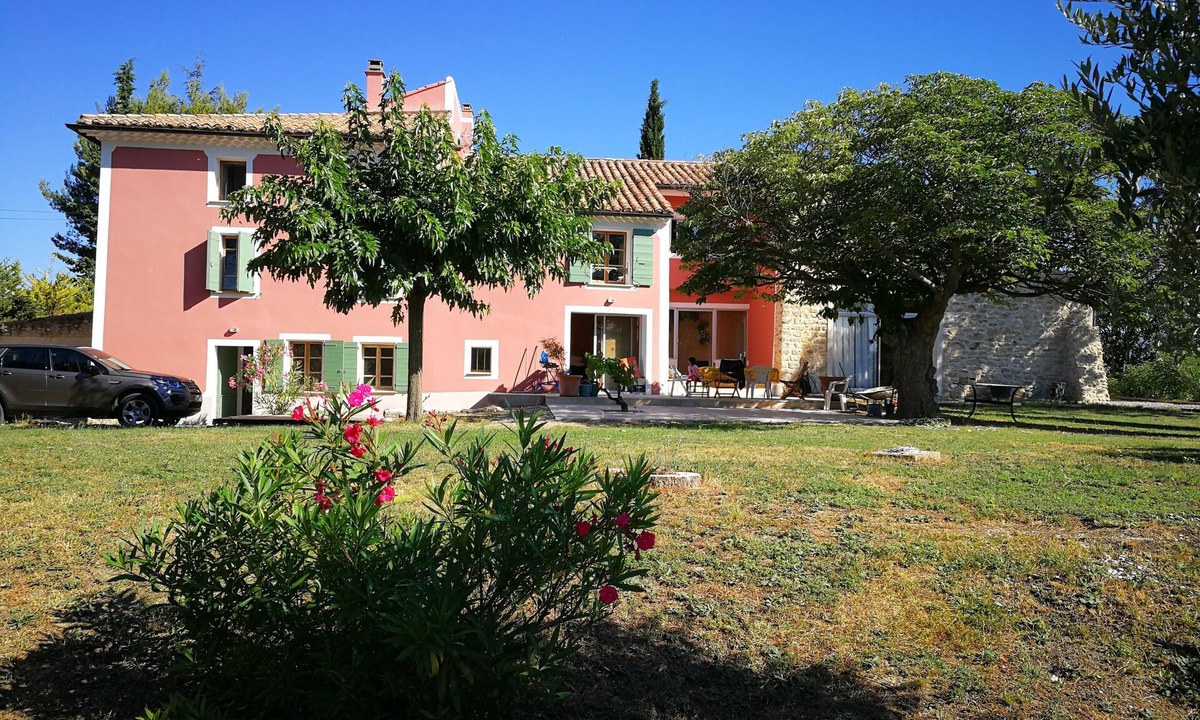 Mormoiron Apartment | Lavandes - Gite/studio overlooking the garden, pool and valley
