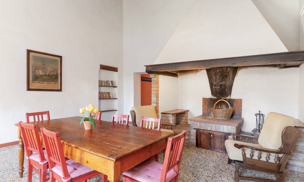 Gambassi Terme Apartment | Lavender Apartment with Terrace and Shared Panoramic Pool