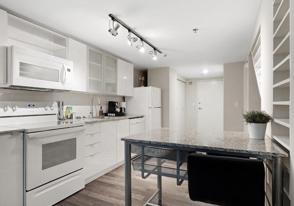 Downtown Cincinnati Apartment | Lavish Downtown Condo with Rooftop Lounge 337