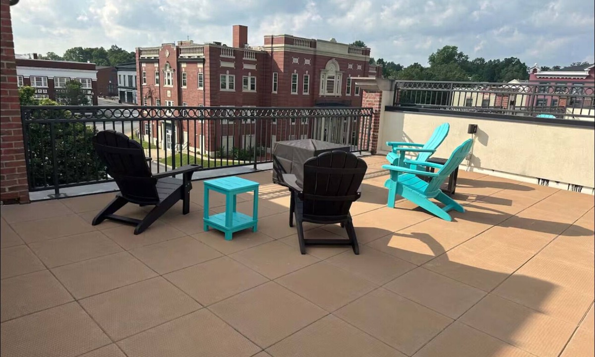 Elizabethtown Condo | Lavish Rooftop Condo B with free ev charging for any vehicle