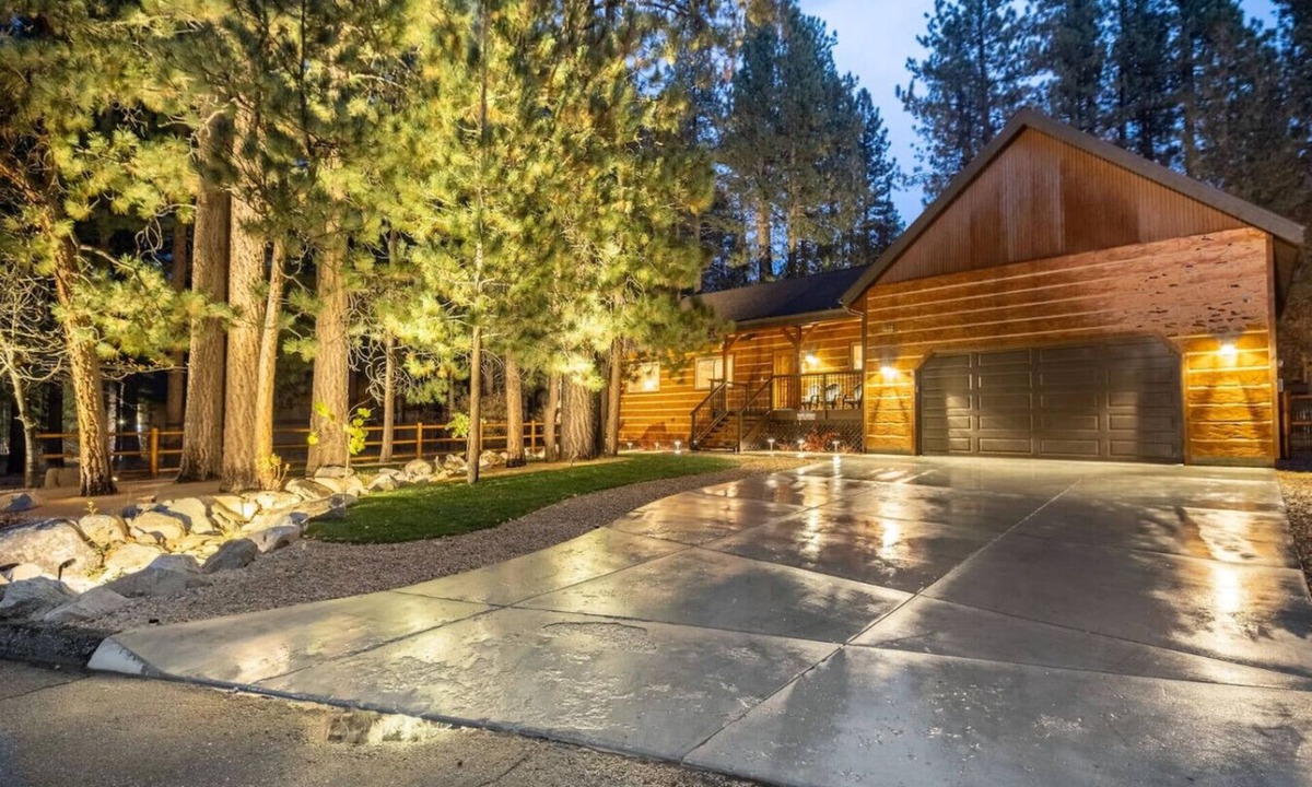 Summit Estates Cabin | Lazy Bear Game Cabin + Hot Tub + Pool Table