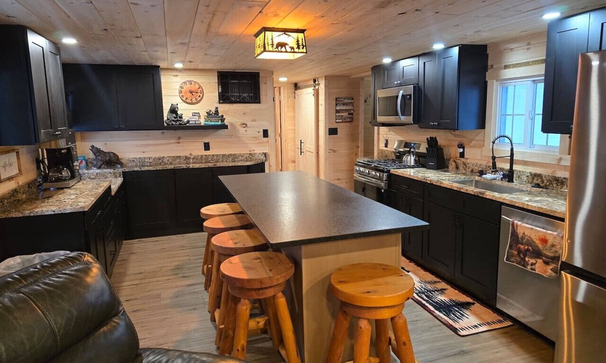Shingleton House | Lazy Bear Lodge-Adventure & Relaxation for You!