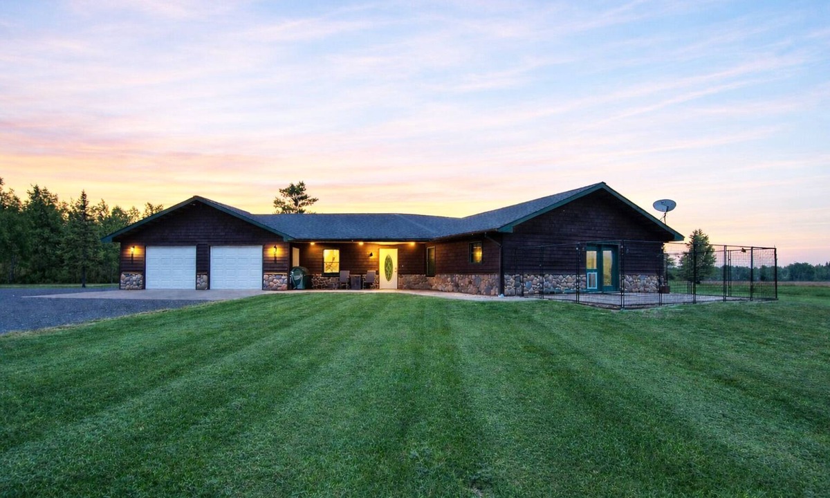Brule House | Lazy Grey–Your Northwoods Escape with Modern Comforts & Private Walking Trails