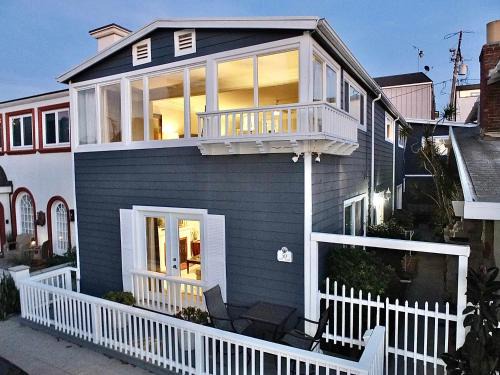 Peninsula Apartment | LB Peninsula Steps to Beach close to World Cup