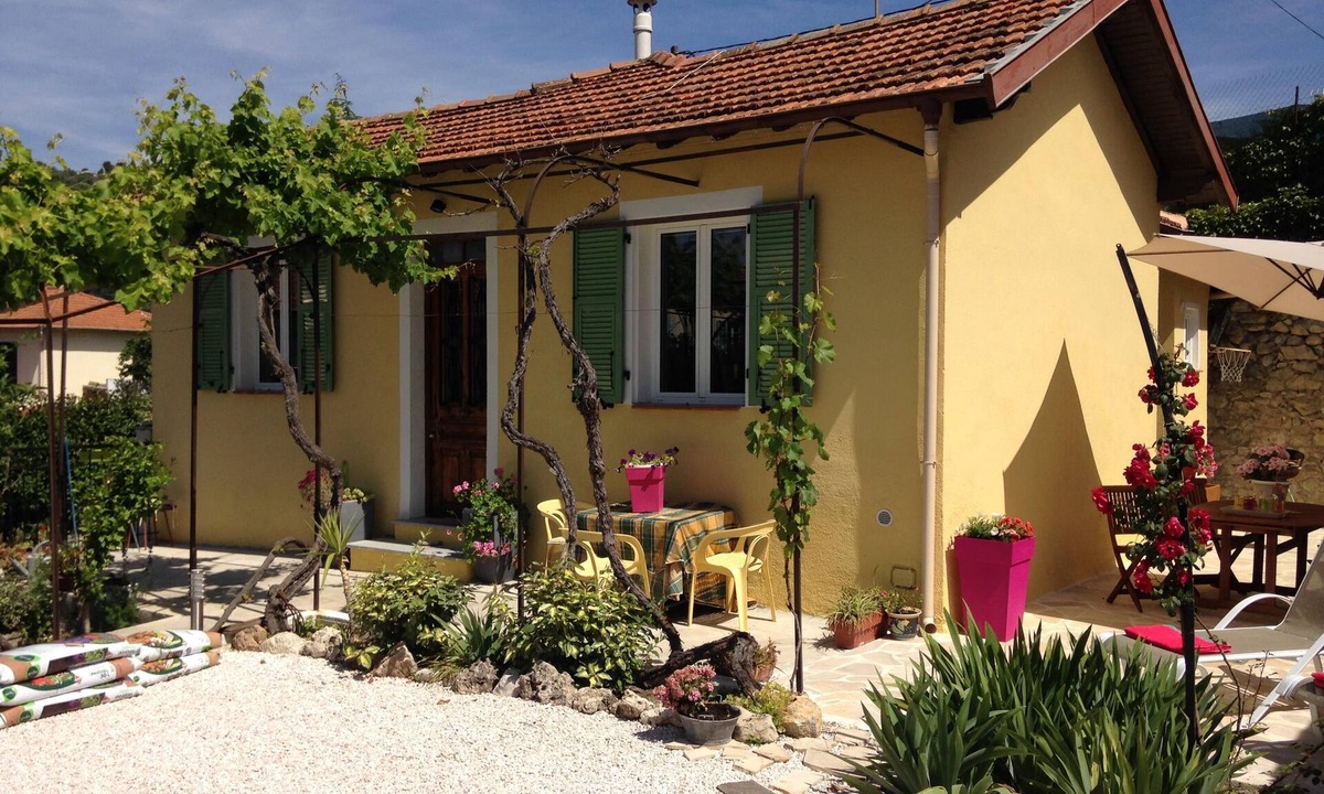 La Trinite Villa | LE 43 - Nice, quiet house with fenced garden, in the center of La Trinité