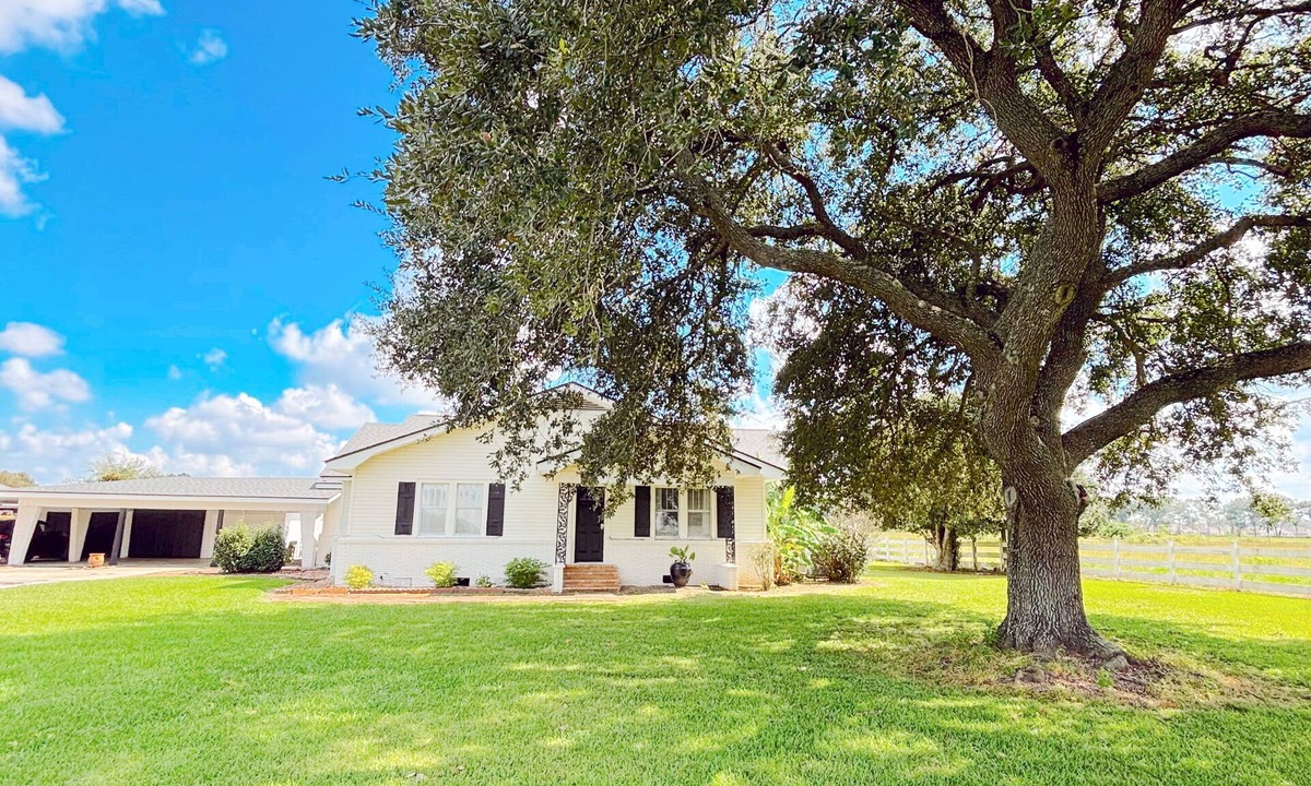 Lafayette House | Le Barn Rouge Bed & Breakfast A Country Living Home in Acadiana