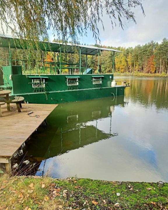 Florennes Boat Rental | le bateau sur lac privé de 2 hectares poissonneux au milieu des bois