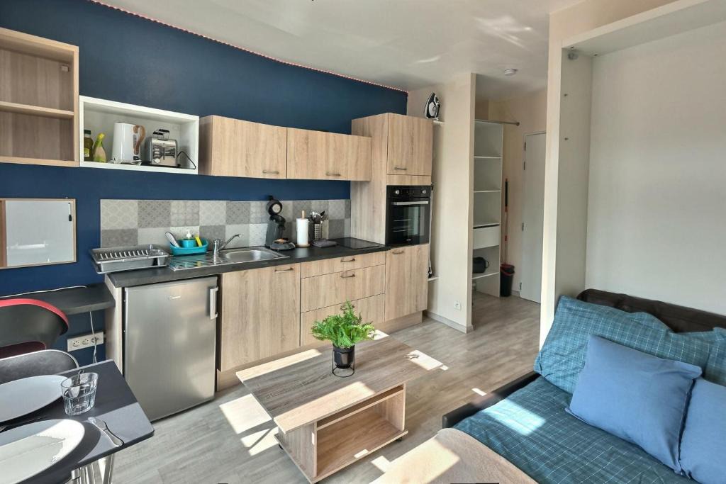 Evreux Apartment | LE BLUE STUDIO GAMBETTA *FACE GARE* PARKING *WIFI*