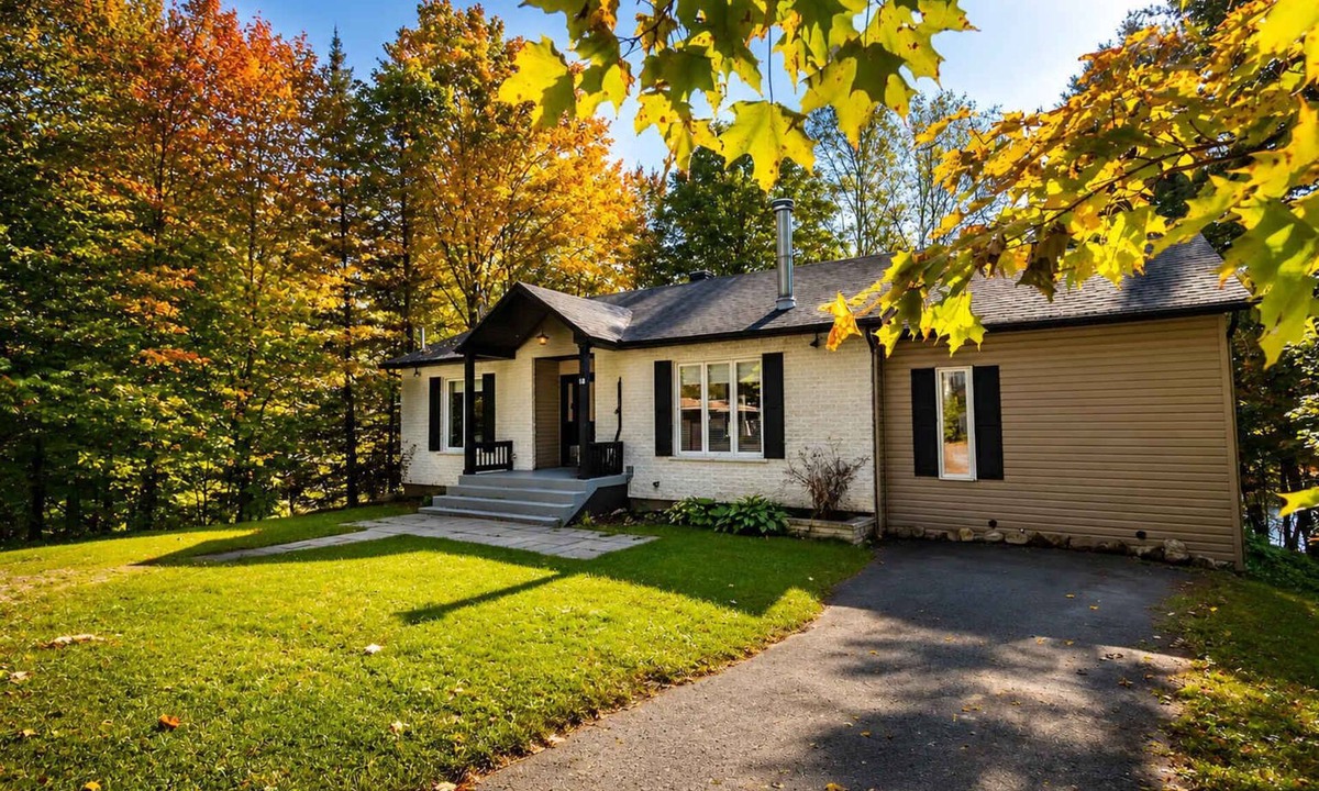 Sainte-Marcelline-de-Kildare House | Le Panda | Relaxing chalet with spa, lakefront