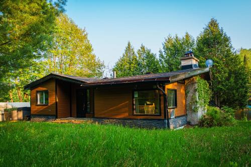 St-Adolphe-d'Howard Ski Chalet | Le Chalet Brun, jacuzzi en bord de lac
