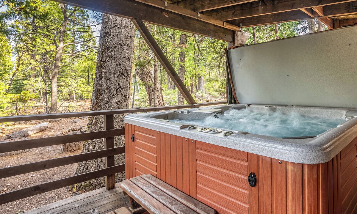 Arnold Ski Chalet | Le Chalet cabin with Hot Tub near Big Trees!