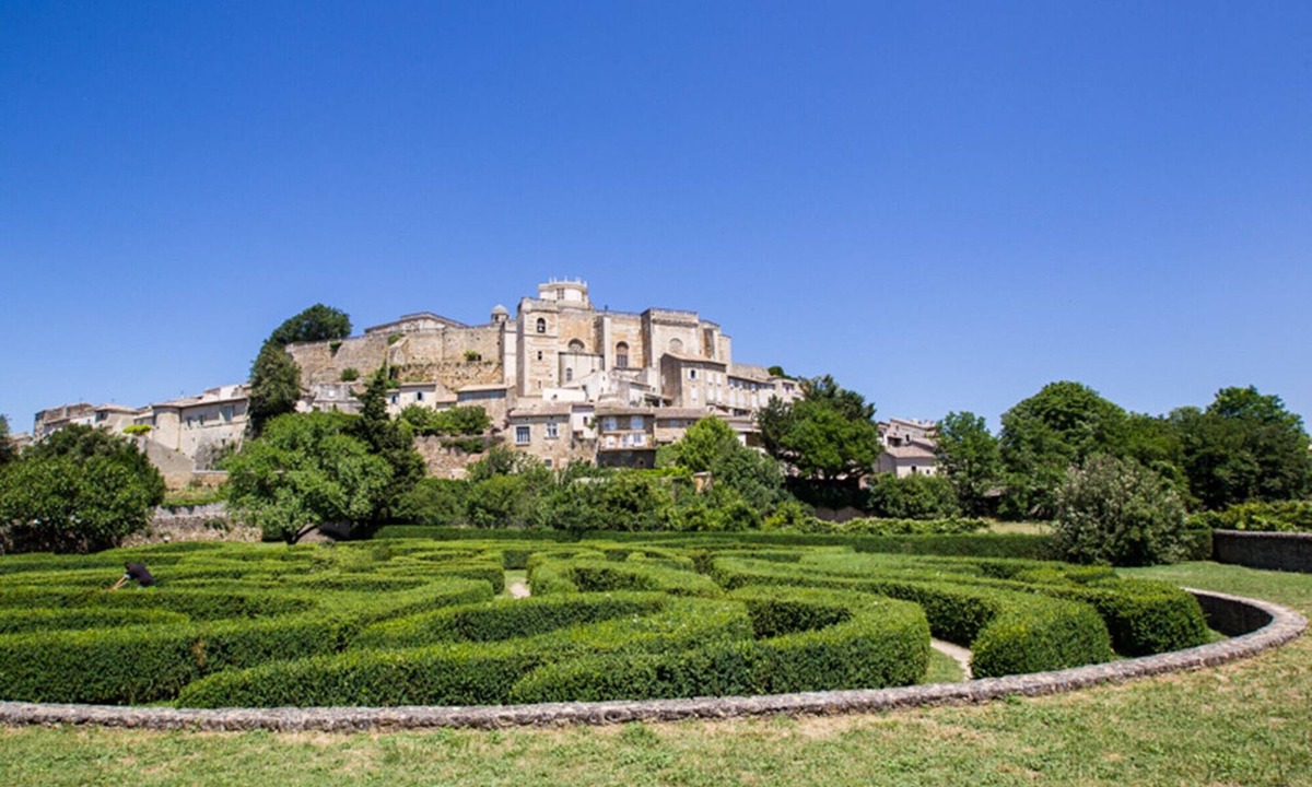 Valreas Villa | Le Cloître des Oliviers, house in the heart of the village with garden