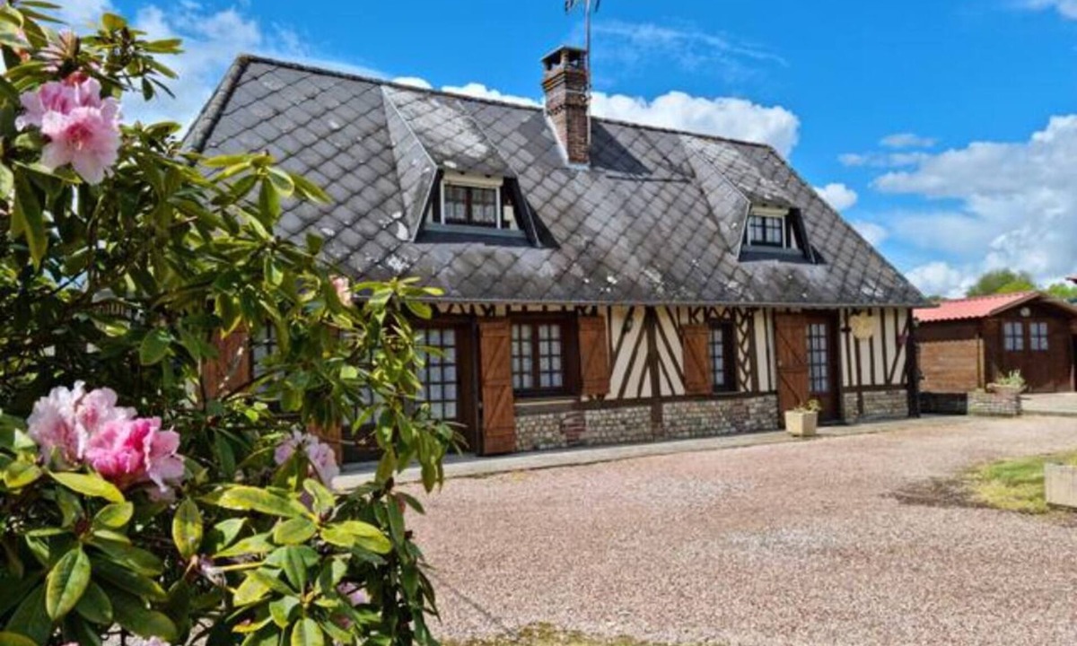 Saint-Aubin-de-Scellon Cottage | Le Clos du Savourey, charming Normandy farmhouse, sleeps 6