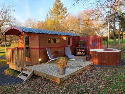 Saint-Jean-d'Elle House | le cocon d'amour " Roulotte avec bain nordique privée"