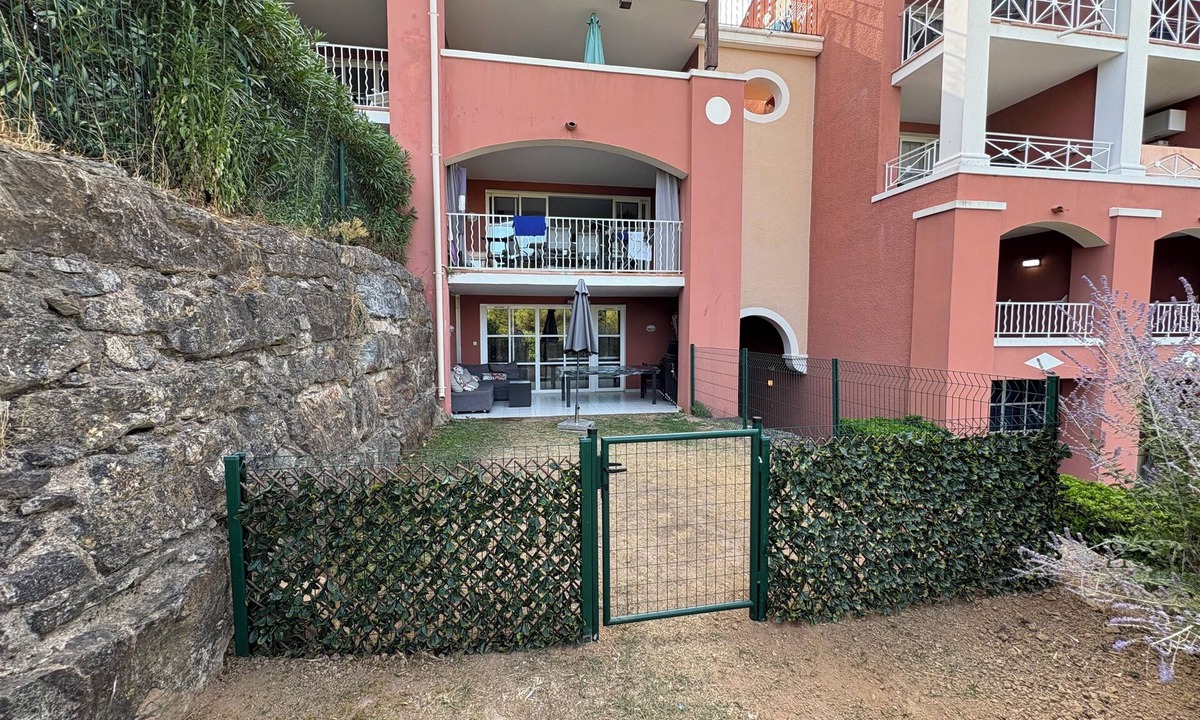 Le Dramont Condo | LE COCON DU HAMEAU CAP ESTEREL SWIMMING POOL "enclosed garden level, air-conditioned".