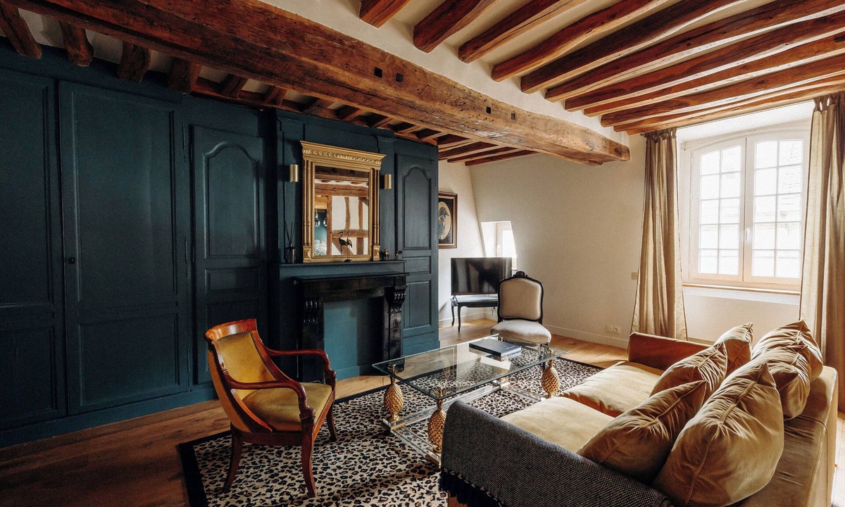 Quartier Vieux Marche-Cathedrale Apartment | Le Cotin Bleu. Duplex. Old Market. Sleeps 4/6
