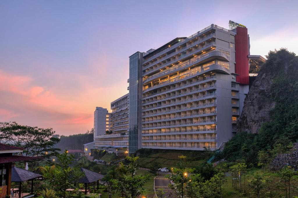 Cipanas Hotel | Le Eminence Puncak Hotel Convention & Resort