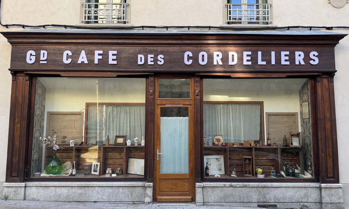 Romans-sur-Isere Apartment | Le Grand Café - BedinShop - historic center