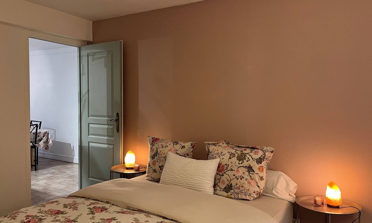 Savigny-sur-Orge Apartment | Le Jardin Chamberlin Guest house, apartment les magnolias