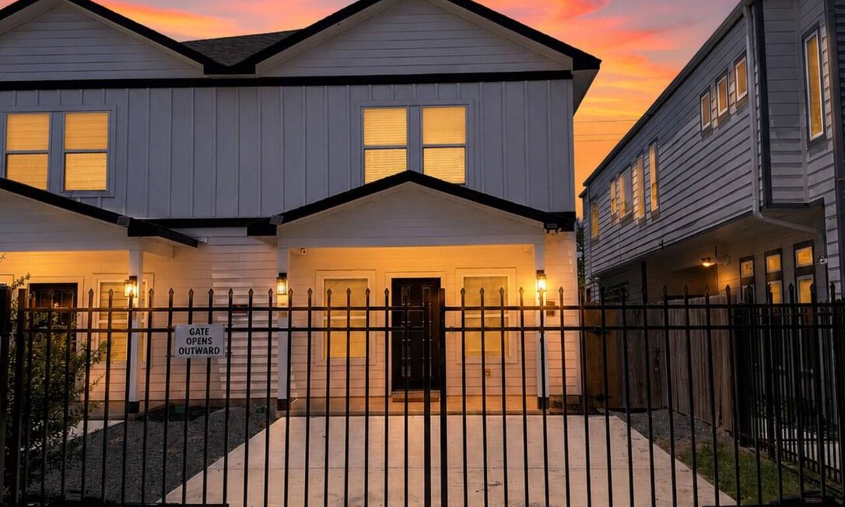 Foster Place House | Lé Luxe Maison! Upscale 3 BR 2.5 BA Medical Center/Downtown Houston -Gated-