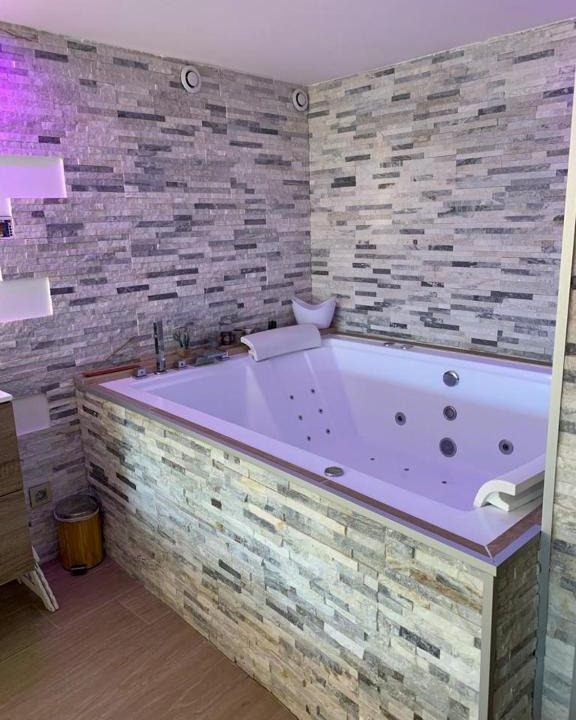 Le Cendre Apartment | Le Menhir Jacuzzi Lit 200x200