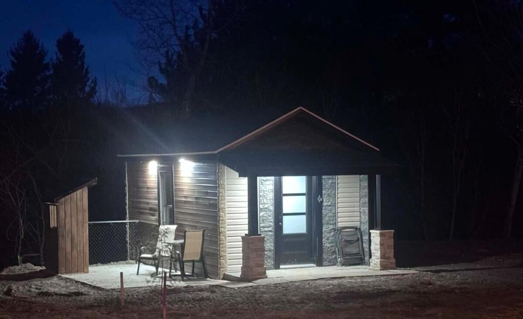 Saint-Pierre-de-Broughton Ski Chalet | Le Mini Chalet Riverstone