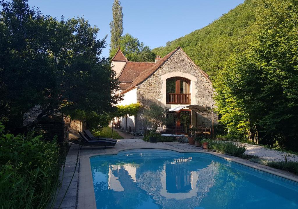 Saint-Sauveur-la-Vallee Bed & Breakfast | Le Moulin de Jules et Akasha