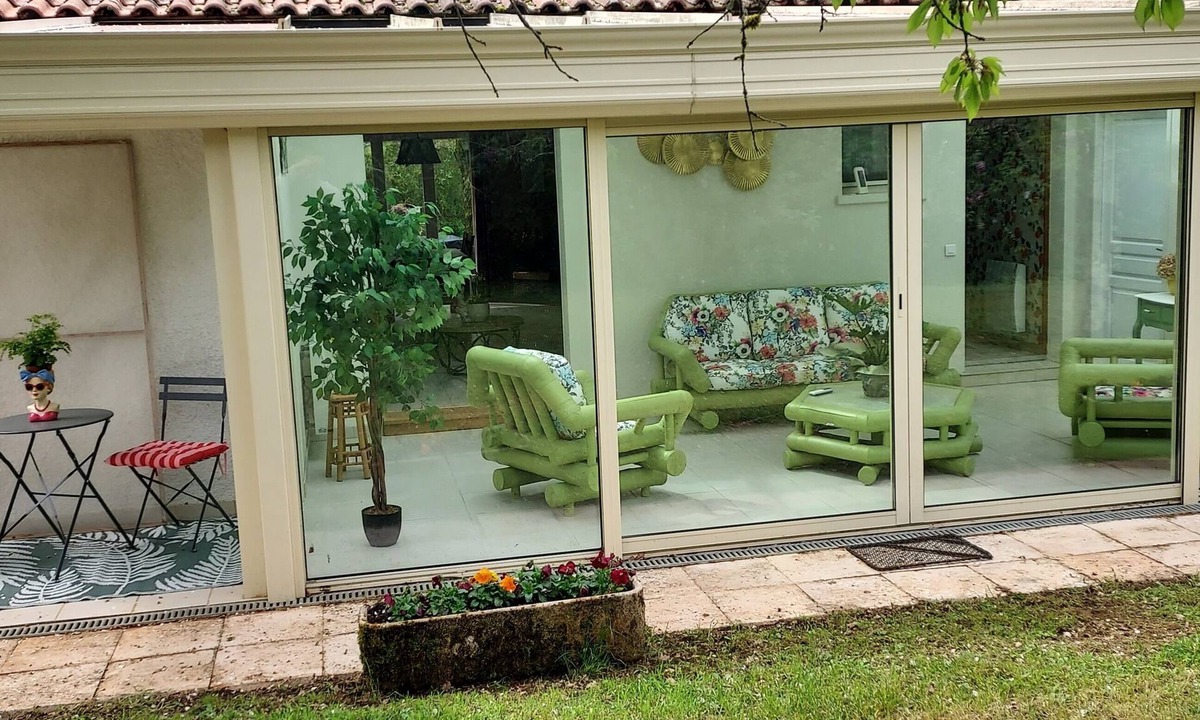 Gramat House | Le Mûrier single-storey house with beautiful veranda. Beautiful garden.